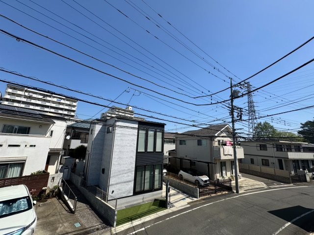 所沢市緑町中古戸建の展望|周囲に高い建物がなくのびやかな眺望が広がる心地よい住環境。窓を開ければ自然の風が通り抜け開放感ある暮らしを楽しめます。
