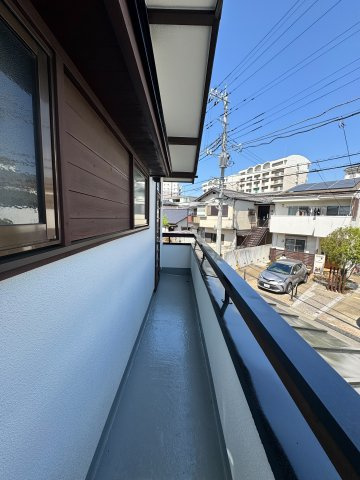 所沢市緑町中古戸建のバルコニー|太陽の光が射し込むバルコニーは、洗濯物を干すのが楽しくなりますね♪
