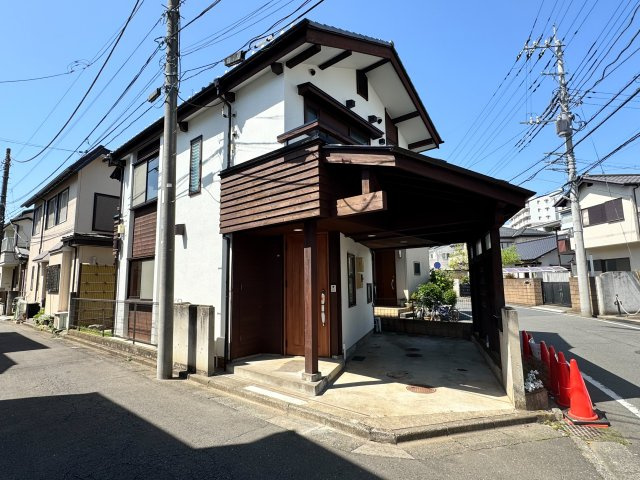 所沢市緑町中古戸建の外観|落ち着いた存在感と上質な佇まいが魅力の住まい。飽きのこないデザインは、日々の暮らしに自然と溶け込みながら、住む人のセンスをそっと引き立てます。家族が長く愛せる外観を求める方にぴったりの一邸です。
