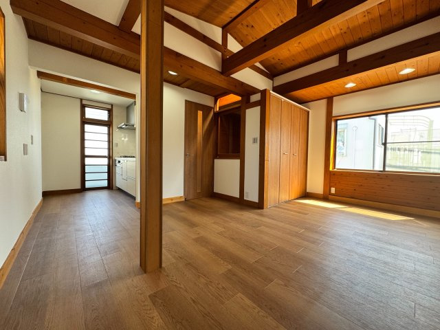所沢市緑町中古戸建の居間・リビング|木の温もりを感じる心地よいリビング。優しい質感の素材が空間全体を包み込み、家族が自然と集まるあたたかな住まいを演出します。
