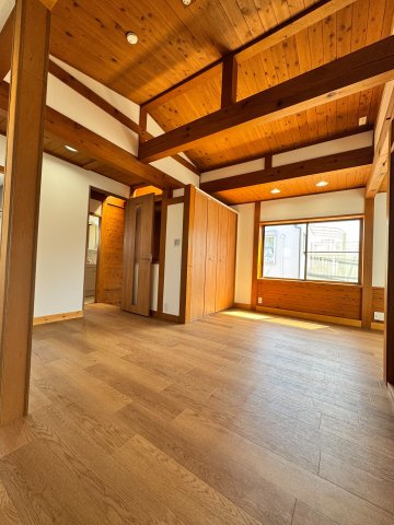 所沢市緑町中古戸建の居間・リビング|落ち着いた雰囲気の中にも明るさが感じられるリビングダイニング。空間にリズムを生む配置計画で、家族の距離がほどよく保たれます。オン・オフの切り替えがしやすく、日々の暮らしを心地よく整えてくれる設計です
