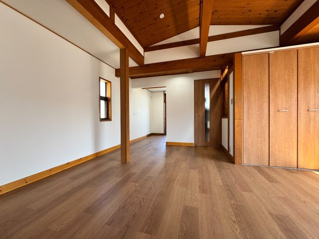 所沢市緑町中古戸建の洋室|すっきりとしたつくりで、どんなインテリアにも馴染む洋室。収納とのバランスもよく、日常生活が自然と整う使い勝手の良い一部屋です。
