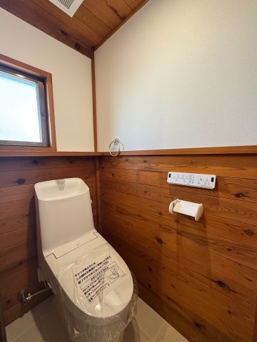 所沢市緑町中古戸建のトイレ|トイレは温水洗浄機能搭載なので、清潔に気持ち良くお使いいただけます！トイレットペーパーの節約にもなります！暖房便座で寒い日もあたたかです♪
