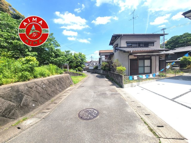 大野城市牛頸2丁目第2-1棟(1号棟)の前面道路含む現地写真|前面道路は閑静な住宅地をはしる車通りの少ない道路。お車の出し入れが苦手なママや小さなお子様にも安心ですね。しっかり舗装もされているので、ベビーカーや自転車で通っても快適に通行できます。