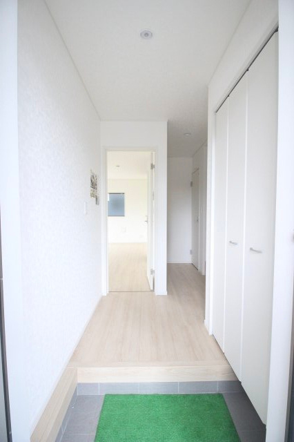 小山市横倉第４（Ⅰ期）　1号棟の玄関|玄関ホールはゆとりある広さで開放的！来客時も気持ちよく迎えられる空間です！