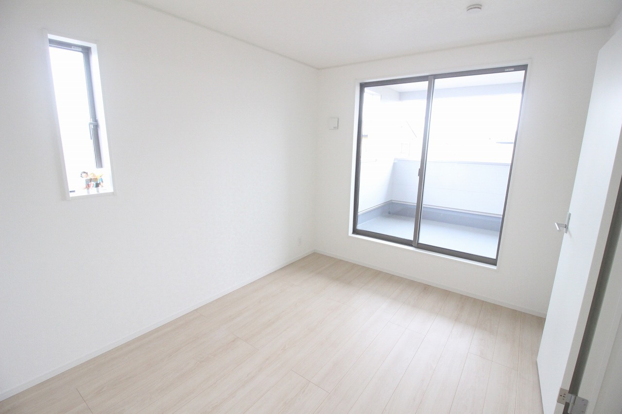 小山市横倉第４（Ⅰ期）　1号棟の洋室|2階東側6帖洋室はバルコニーに面した明るいお部屋！朝日が差し込み、気持ちよく1日をスタートできます！