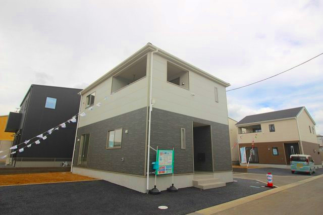 小山市横倉第４（Ⅰ期）　1号棟の外観|落ち着いたツートンカラーの外観が印象的！周辺との調和も良く、飽きのこないデザインで長く愛着を持てるお住まいです！