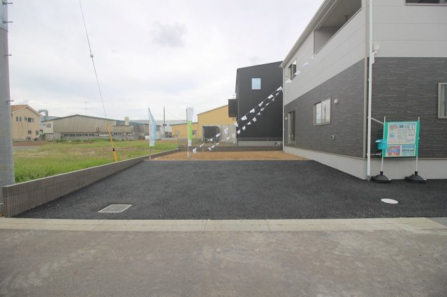 小山市横倉第４（Ⅰ期）　1号棟の駐車場|ゆとりある駐車スペースは来客時や自転車置き場としても活用可能！お庭との一体感で使い勝手も良好です！