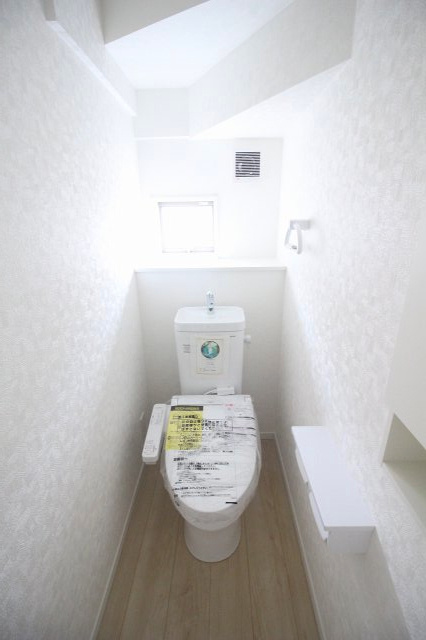 小山市横倉第４（Ⅰ期）　1号棟のトイレ|1階トイレは窓付きで明るく換気も良好！手すり付きで安心して使える、使い勝手の良い空間です！