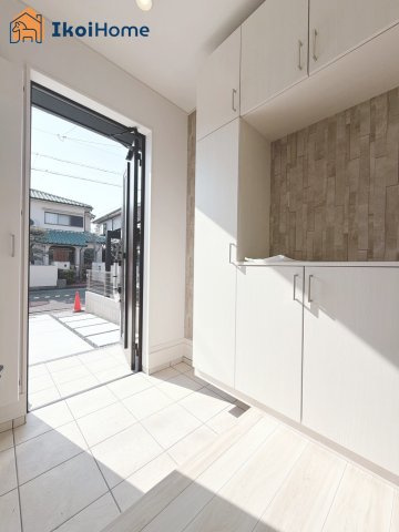 明石市朝霧町　新築戸建の玄関|【ホームページに現地動画掲載中】●年中無休：当日予約可●玄関にはコの字型シューズボックスを完備！