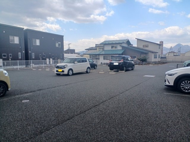 ヴェルジェ畑中の駐車場