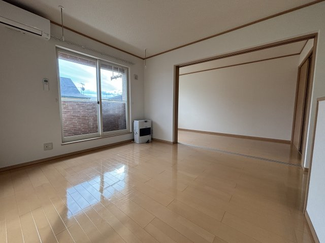 ヴェルジェ畑中の居間・リビング|※入居中の為、同タイプ反転の別部屋の写真です。