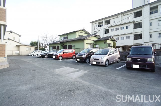 熊本市西区島崎２丁目の賃貸マンションの駐車場