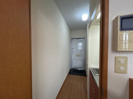 収納もある玄関です