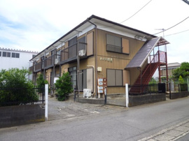 物件の外観です。南側は入居者駐車所の為　日当たり良好です