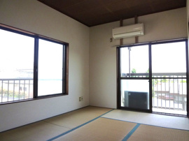 ２面窓で明るさ有り、風通しの良いお部屋です。和室があると落ち着いた雰囲気になりますね