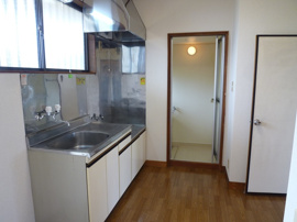 前面に大きな窓があり、明るいキッチンです