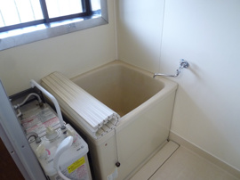 シャワー付きの風呂釜で追炊きもできます。