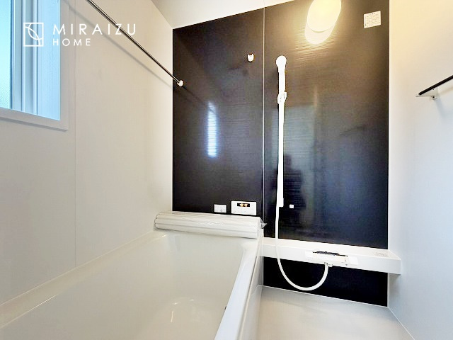 【浴室】 | お子さんとわいわいと楽しいバスタイムもよし、一人でゆったりと入るのもよし、浴室換気乾燥機付きのユニットバス。お洗濯物を干せるだけでなく、カビ防止にもなります。