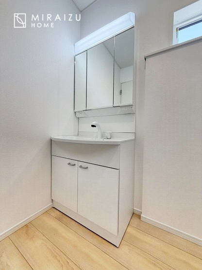 【洗面所】 | 洗濯機置き場、脱衣スペースもしっかりと確保されている洗面室。
水回りが集結した間取りなので、お料理やお洗濯物、お掃除の同時進行も可能です。