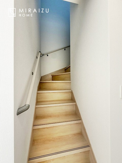 【内装】 | 安全性に配慮した手すり、清潔感や明るい陽光を取り入れてくれる窓がある階段。LED照明付きでお財布にもやさしいつくり。