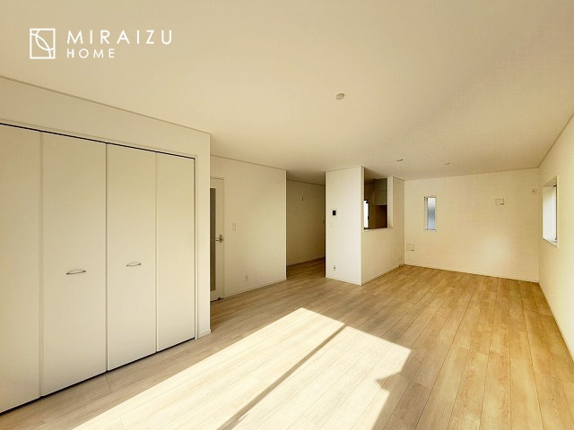 【居間・リビング】 | 窓が多いと温かな太陽の光と心地いい風が室内へと入ります。家族が集まるリビングは明るく過ごしやすいつくりです。窓が多いお家は住みやすい証です。