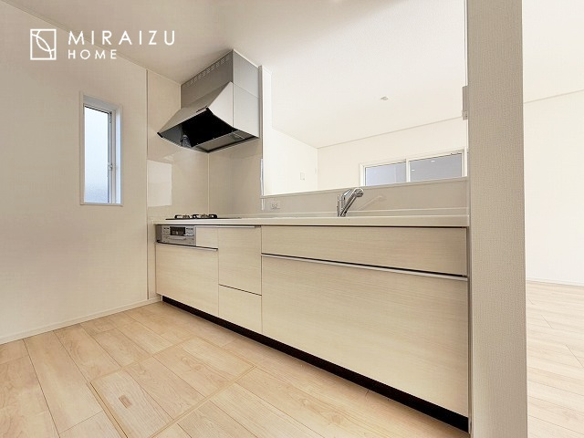 【キッチン】 | 収納に様々な工夫がされていて出しやすく片付けやすい、散らかりにくいキッチンになっています！人工大理石の天板や深型シンクなど、デザイン性と機能性を兼ね備えているので見せたいキッチンになっています。