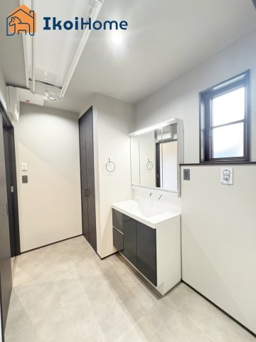 明石市二見町福里　中古戸建の洗面所|【ホームページに現地動画掲載中】●年中無休：当日予約可●３面鏡＋ハンドシャワータイプの洗面台。収納◎
