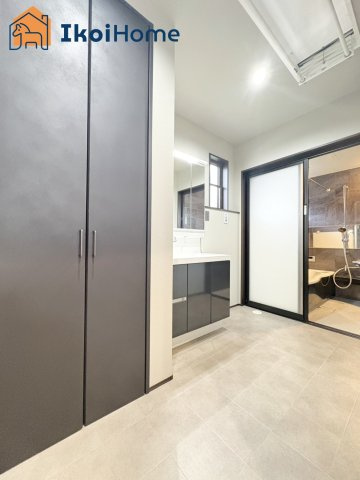 明石市二見町福里　中古戸建の洗面所|【ホームページに現地動画掲載中】●年中無休：当日予約可●洗面室には自動昇降可能な洗濯物干しを完備！