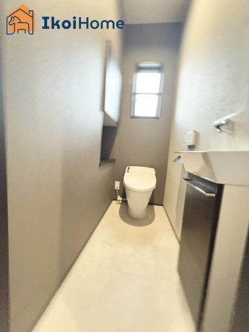 明石市二見町福里　中古戸建のトイレ|【ホームページに現地動画掲載中】●年中無休：当日予約可●手洗い場付き。ストック収納に便利な棚も完備！