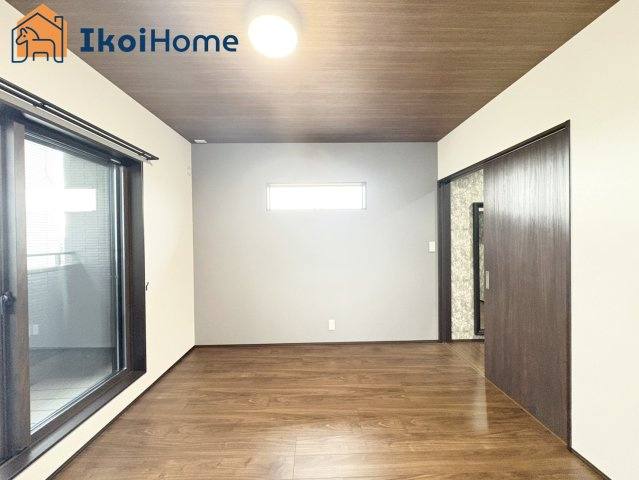 明石市二見町福里　中古戸建の寝室|【ホームページに現地動画掲載中】●年中無休：当日予約可●バルコニーに面した明るいお部屋です♪