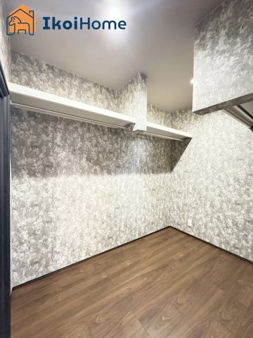 明石市二見町福里　中古戸建の収納|【ホームページに現地動画掲載中】●年中無休：当日予約可●7帖の洋室にあるWICです。便利な姿見付き♪