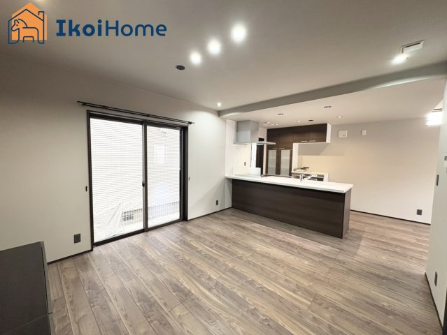 明石市二見町福里　中古戸建の居間・リビング|【ホームページに現地動画掲載中】●年中無休：当日予約可●明るく開放感もある1階19帖のLDKです！