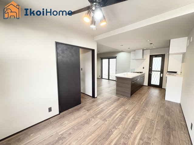 明石市二見町福里　中古戸建の居間・リビング|【ホームページに現地動画掲載中】●年中無休：当日予約可●LDKはゆったり19帖！築浅で綺麗な内装です