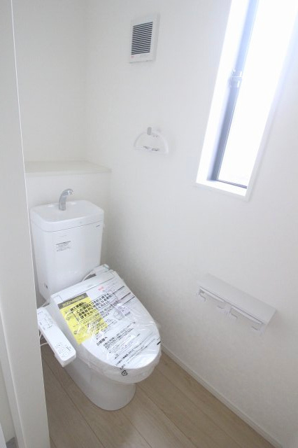 小山市横倉第４（Ⅰ期）　2号棟のトイレ|2階にもトイレがあり忙しい朝も安心！家族みんなが使いやすい配置です！（2号棟）