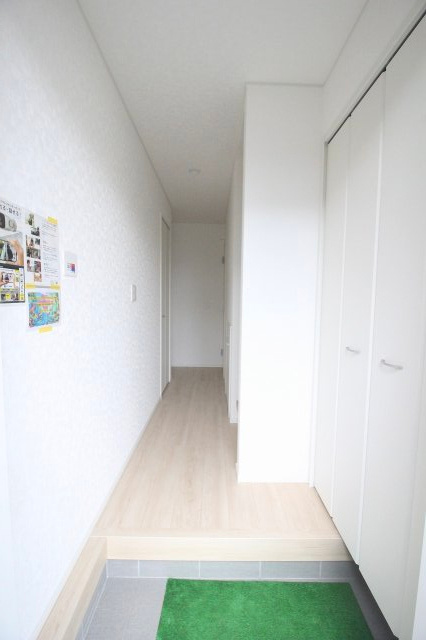 小山市横倉第４（Ⅰ期）　2号棟の玄関|玄関ホールはゆとりのある広さ！家族の出入りもスムーズに行えます！（2号棟）