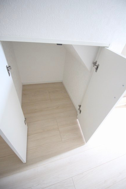 小山市横倉第４（Ⅰ期）　2号棟の収納|階段下を活かした収納スペース！掃除道具や日用品のストックに便利です！（2号棟）