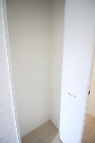 小山市横倉第４（Ⅰ期）　2号棟の収納|廊下にも収納を確保！生活感を抑えながらスッキリした空間を保てます！（2号棟）