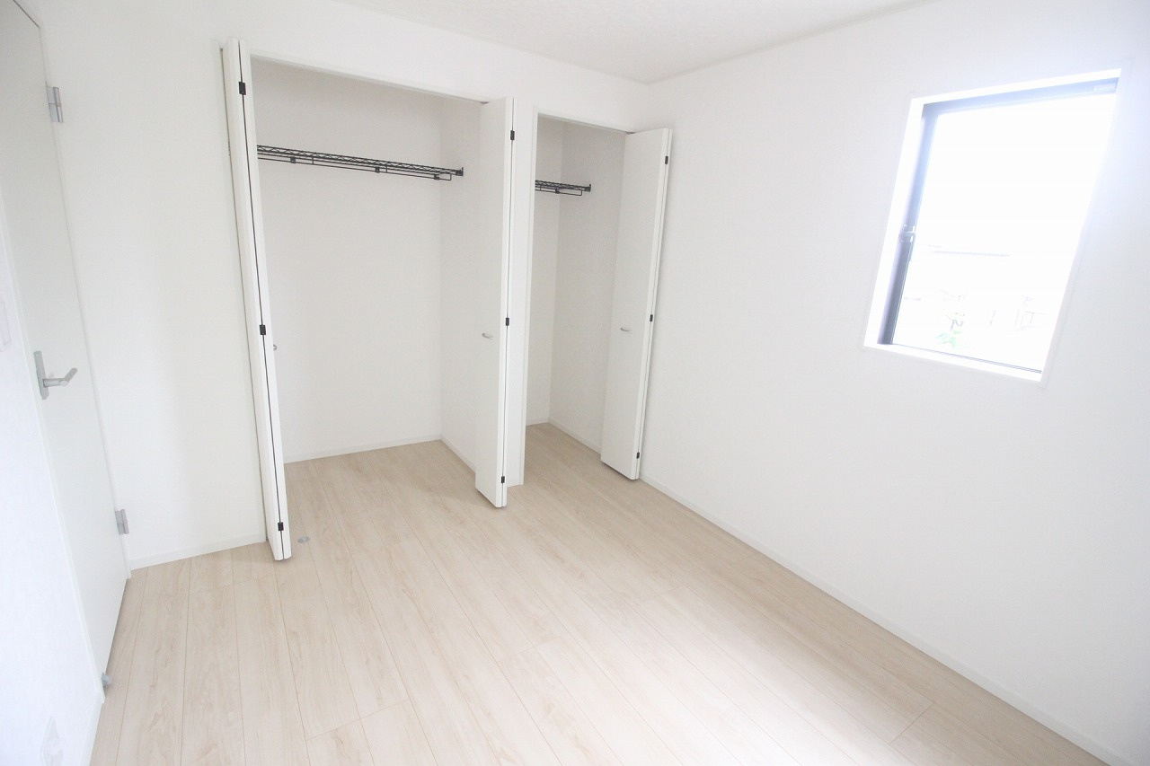 小山市横倉第４（Ⅰ期）　2号棟の子供部屋|収納はクローゼットが2ヶ所！お洋服や荷物を分けて整理できる便利な仕様です！（2号棟）