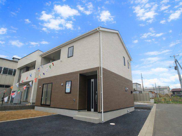 小山市横倉第４（Ⅰ期）　2号棟の外観|落ち着いたツートンカラーの外観が印象的！周囲と調和しつつも存在感のあるおしゃれなデザインです！（2号棟）