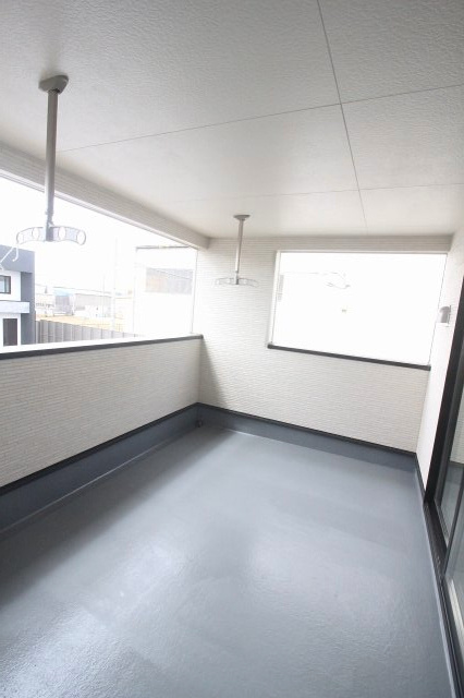 小山市横倉第４（Ⅰ期）　2号棟のバルコニー|広々としたバルコニーは屋根付きで急な雨も安心！洗濯物もたっぷり干せます！（2号棟）