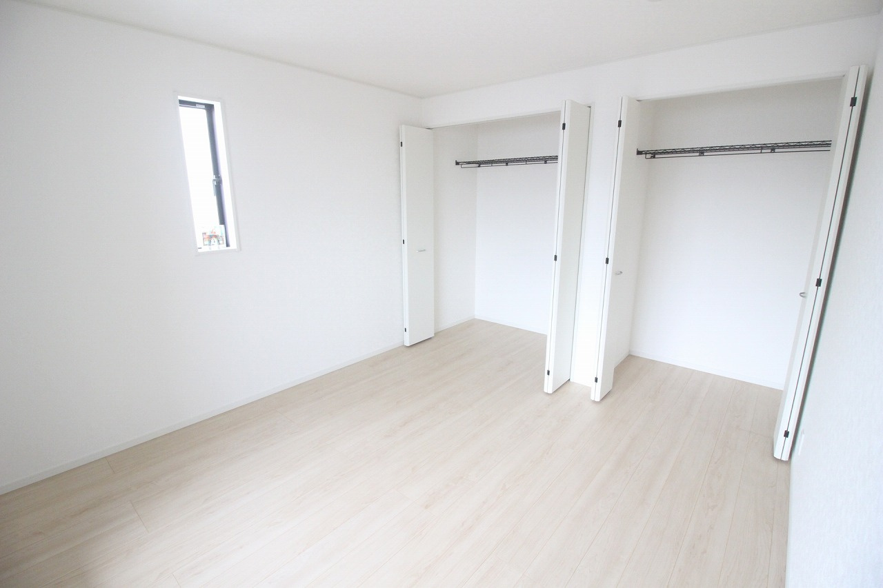 小山市横倉第４（Ⅰ期）　2号棟の寝室|2階北西側7.5帖洋室はゆとりある広さ！主寝室としてもゆったり使える快適空間です！（2号棟）