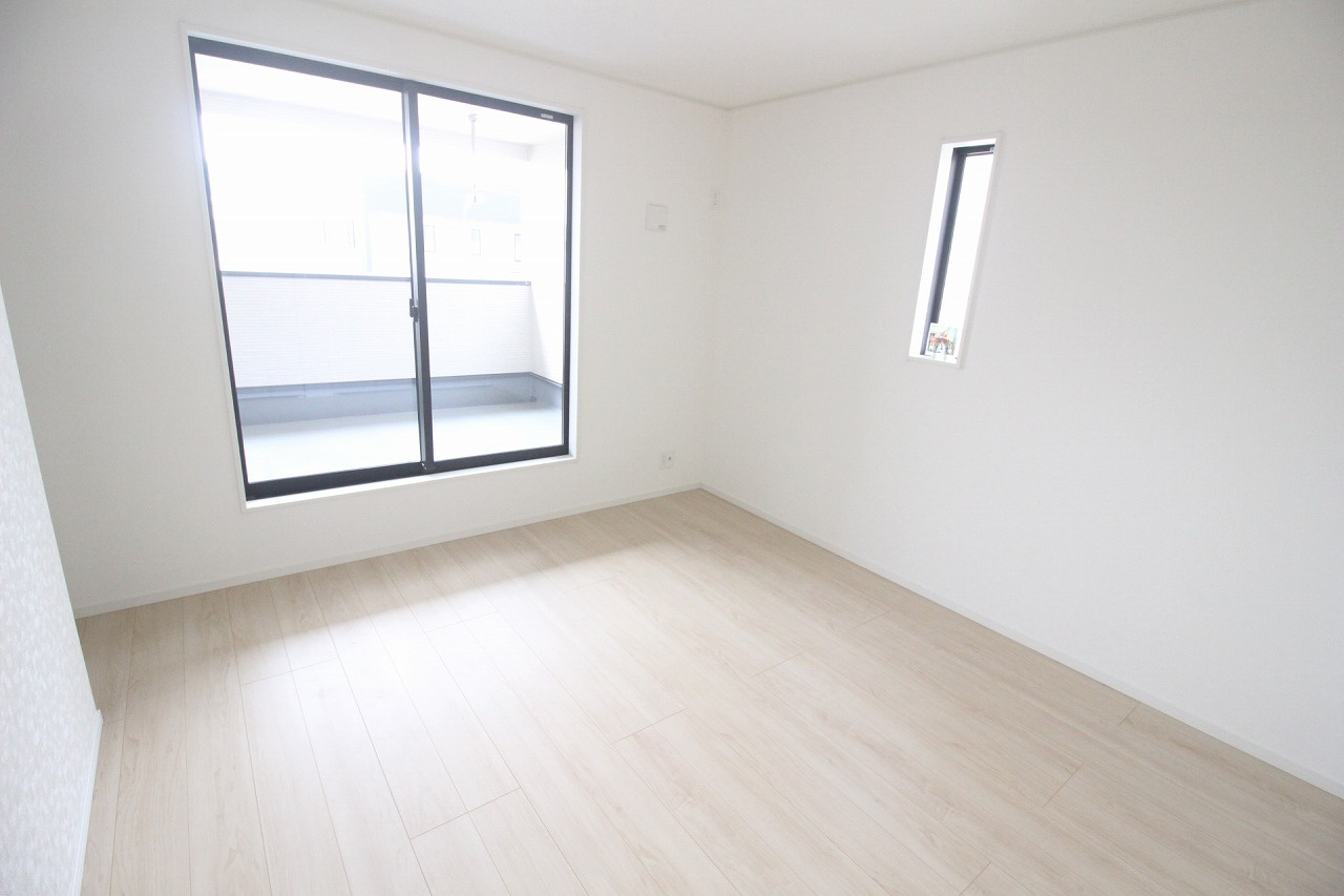 小山市横倉第４（Ⅰ期）　2号棟の寝室|バルコニーに面した大きな窓で開放感あり！明るく風通しの良いお部屋です！（2号棟）