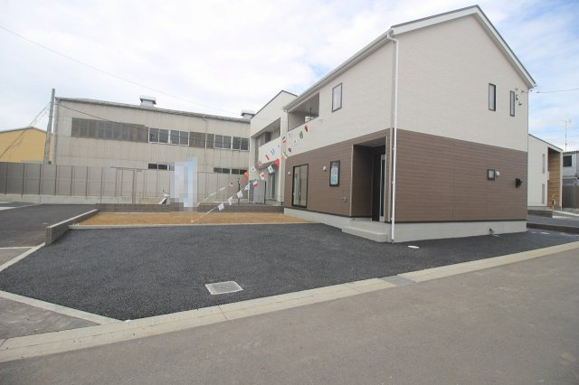 小山市横倉第４（Ⅰ期）　2号棟の駐車場|駐車スペースはゆとりの広さ！複数台駐車可能で来客時にも安心です！（2号棟）