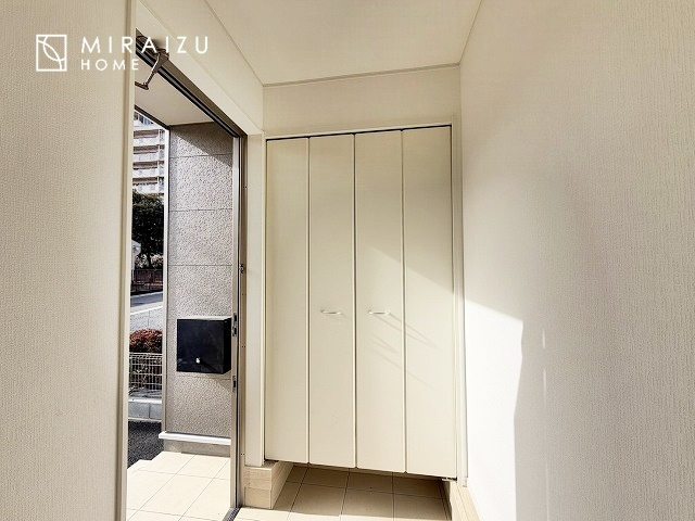 【玄関】 | 永く住むからこそシンプルで飽きのこないデザインに。ただいま、おかえりの温かな声が聞こえる玄関。