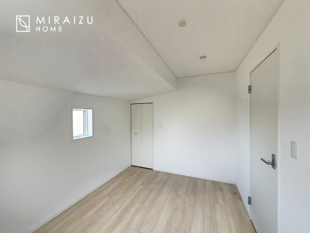 【寝室】 | 日当たりの良いお家は嬉しいですよね。それぞれ価値観が分かれる箇所です、実際に内覧して日当たりの心地よさをご体感下さいね♪