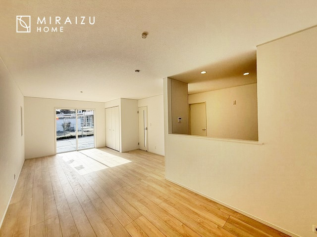 【居間・リビング】 | お子さんが宿題をしたり、ちょっとした作業もできる、家族みんながそれぞれの時間を過ごせるリビングです。