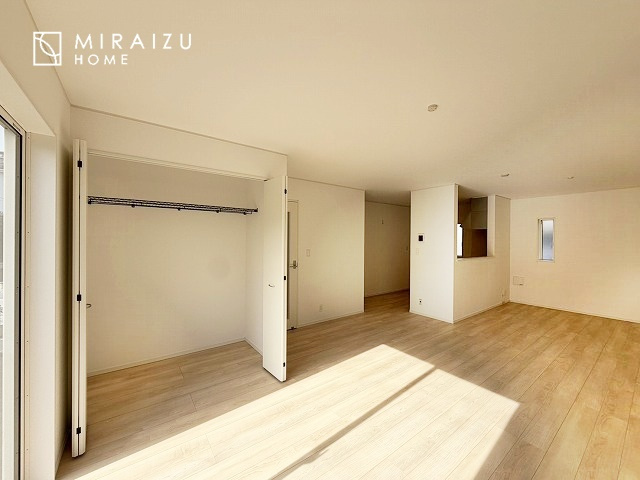 【居間・リビング】 | 食事を取るスペースもリラックスしてくつろげるスペースもお子さんが勉強するスペースも兼ね備えたリビングダイニング。