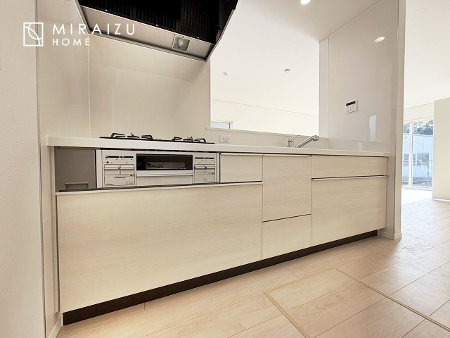 【キッチン】 | 広々としたキッチンは大きな深型シンク、3口コンロ、換気扇、大きなお鍋から小物まで取り出しやすさを考えられた引き出し収納の付いたシステムキッチンです。