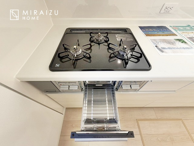 【キッチン】 | 収納力と機能性を備えたシステムキッチン。圧力鍋や大きなフライパンなどの調理器具から調味料など幅広く収納し、お料理のしやすいつくりになっています。